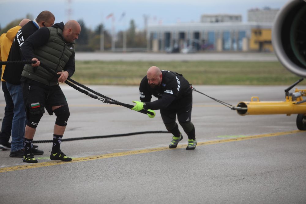 Велизар Митов и Христо Мусков теглят най-новия самолет на националния авиопревозвач „България Еър“ - Airbus A220-300