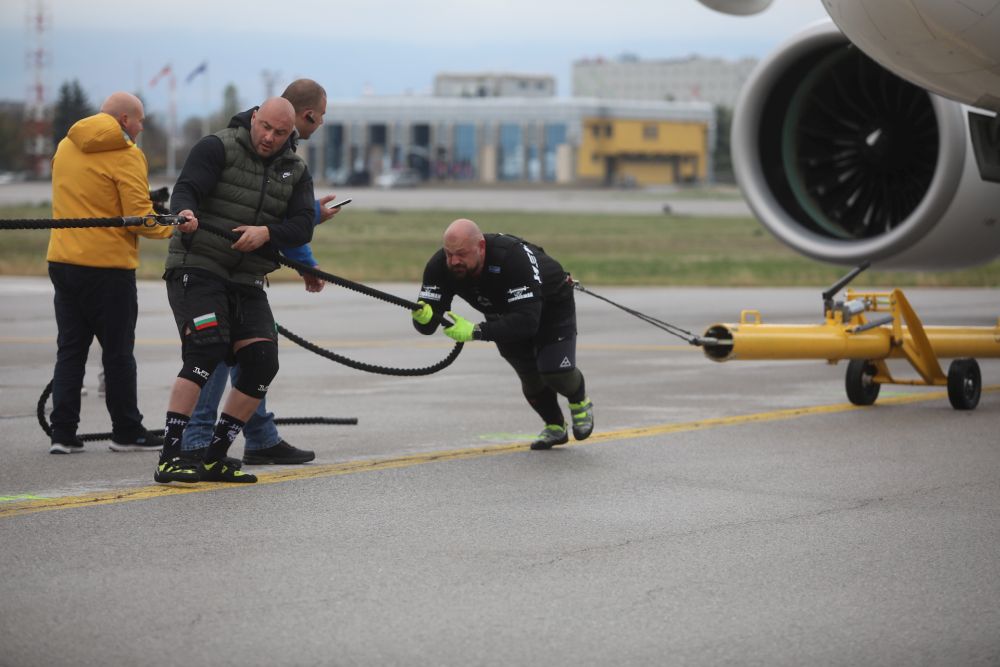Велизар Митов и Христо Мусков теглят най-новия самолет на националния авиопревозвач „България Еър“ - Airbus A220-300
