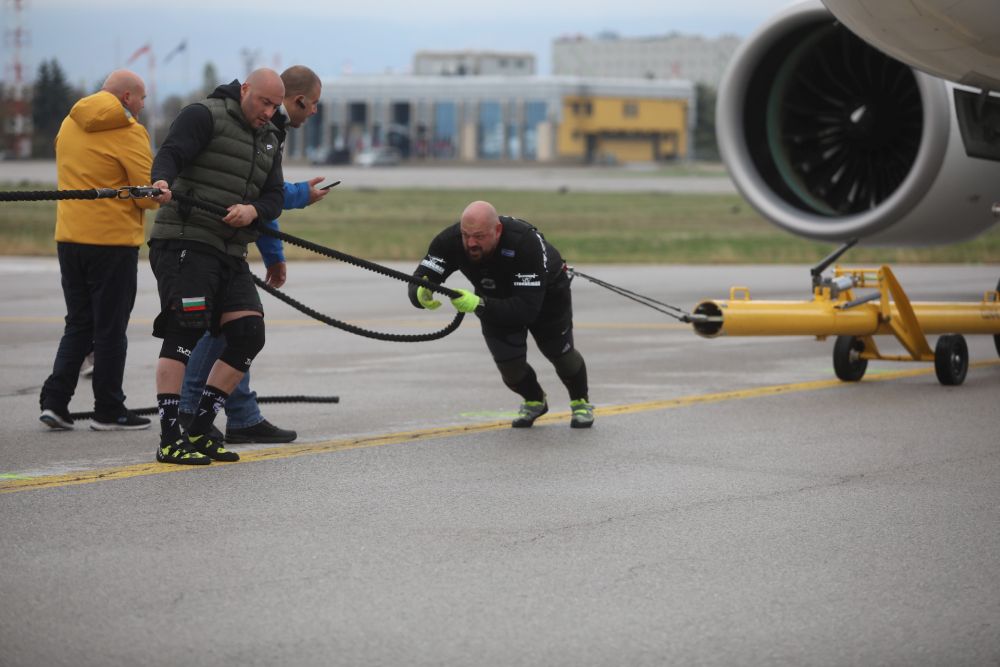 Велизар Митов и Христо Мусков теглят най-новия самолет на националния авиопревозвач „България Еър“ - Airbus A220-300