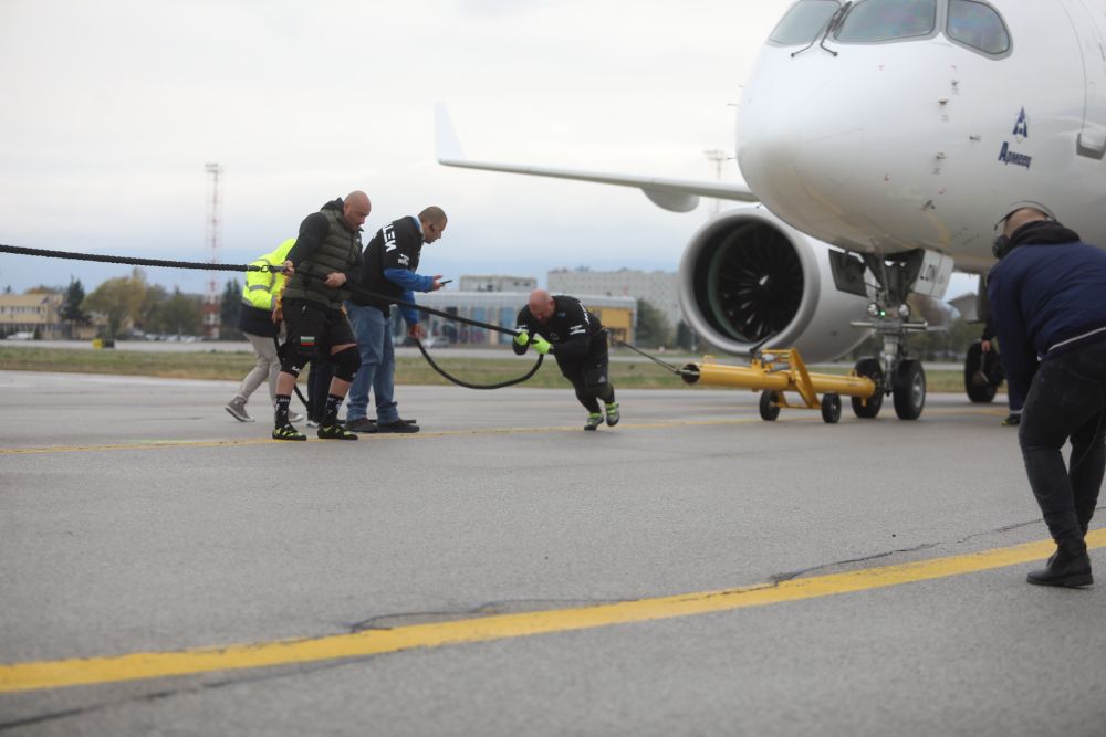 Велизар Митов и Христо Мусков теглят най-новия самолет на националния авиопревозвач „България Еър“ - Airbus A220-300