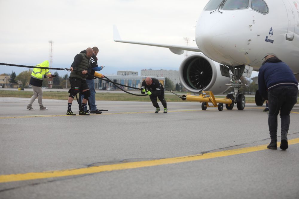 Велизар Митов и Христо Мусков теглят най-новия самолет на националния авиопревозвач „България Еър“ - Airbus A220-300