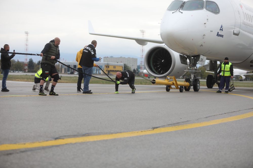 Велизар Митов и Христо Мусков теглят най-новия самолет на националния авиопревозвач „България Еър“ - Airbus A220-300