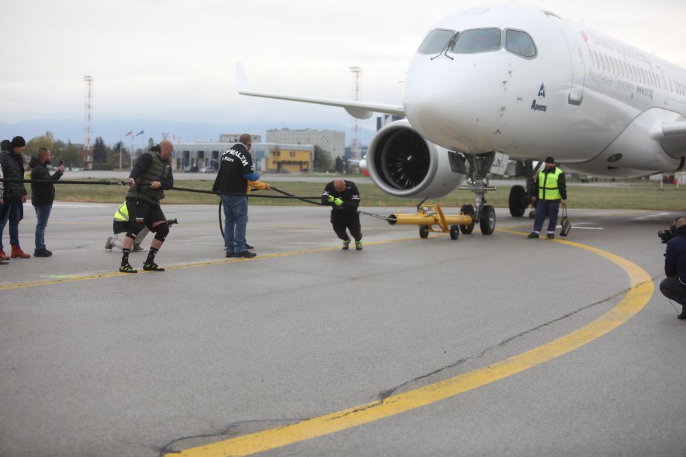 Велизар Митов и Христо Мусков теглят най-новия самолет на националния авиопревозвач „България Еър“ - Airbus A220-300