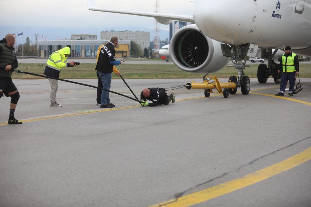 Велизар Митов и Христо Мусков теглят най-новия самолет на националния авиопревозвач „България Еър“ - Airbus A220-300