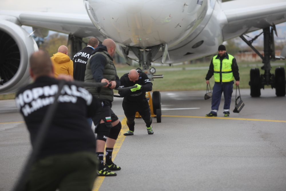 Велизар Митов и Христо Мусков теглят най-новия самолет на националния авиопревозвач „България Еър“ - Airbus A220-300