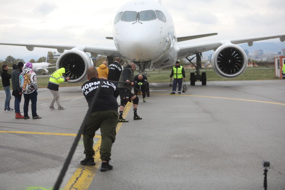 Велизар Митов и Христо Мусков теглят най-новия самолет на националния авиопревозвач „България Еър“ - Airbus A220-300
