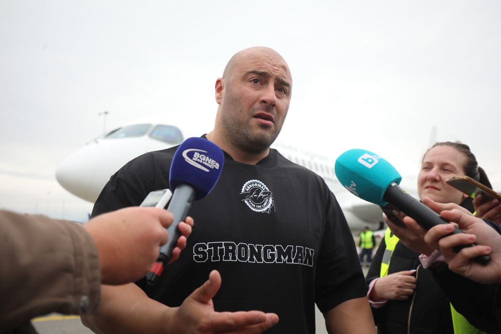 Велизар Митов и Христо Мусков теглят най-новия самолет на националния авиопревозвач „България Еър“ - Airbus A220-300