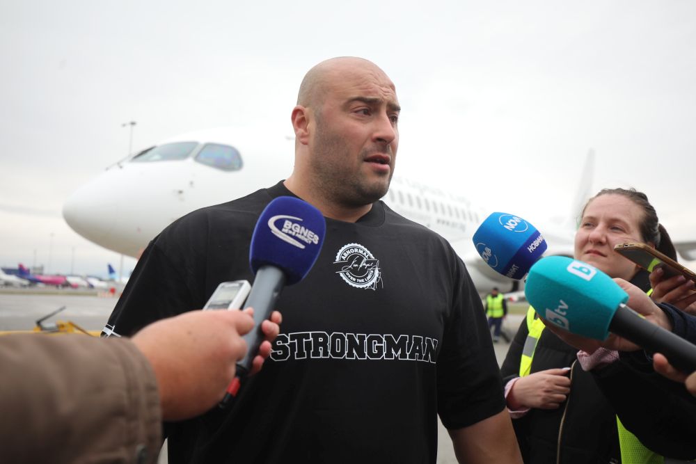 Велизар Митов и Христо Мусков теглят най-новия самолет на националния авиопревозвач „България Еър“ - Airbus A220-300