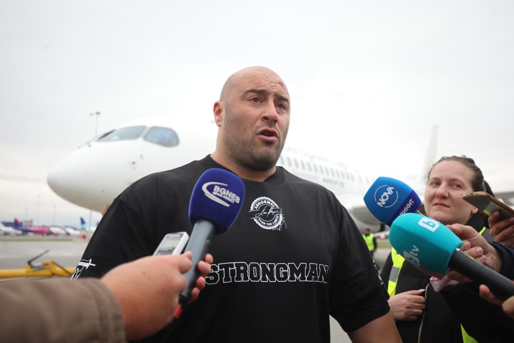 Велизар Митов и Христо Мусков теглят най-новия самолет на националния авиопревозвач „България Еър“ - Airbus A220-300