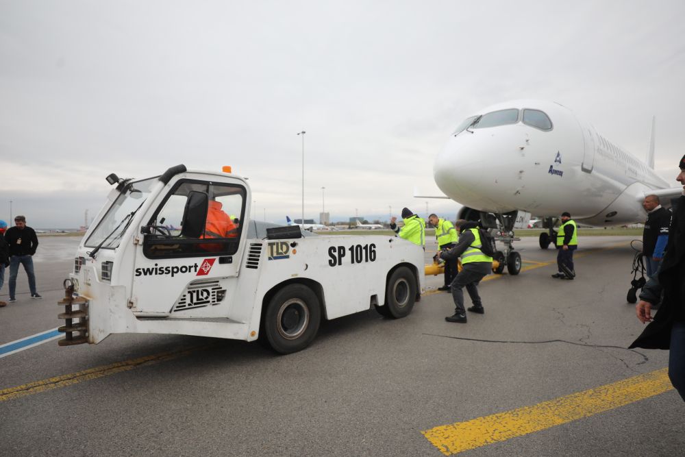 Велизар Митов и Христо Мусков теглят най-новия самолет на националния авиопревозвач „България Еър“ - Airbus A220-300