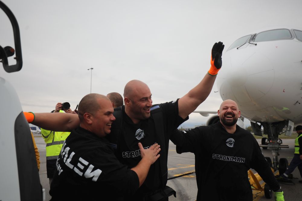 Велизар Митов и Христо Мусков теглят най-новия самолет на националния авиопревозвач „България Еър“ - Airbus A220-300