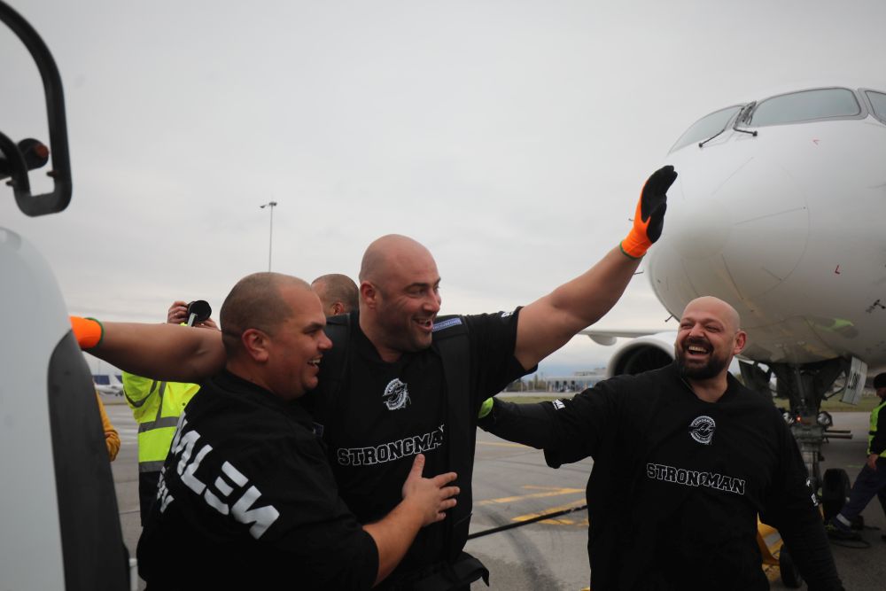 Велизар Митов и Христо Мусков теглят най-новия самолет на националния авиопревозвач „България Еър“ - Airbus A220-300