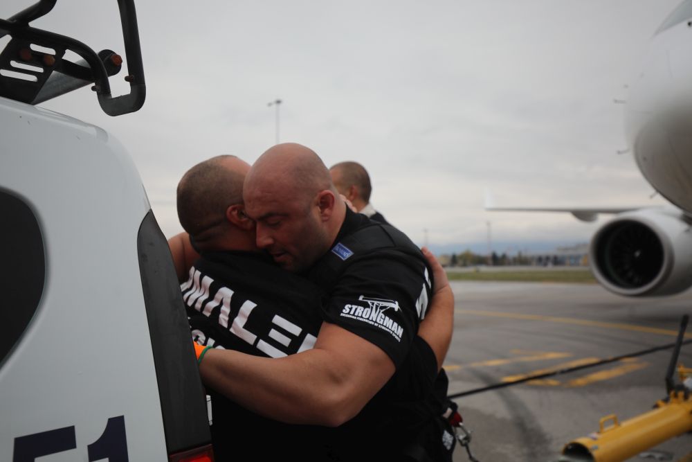 Велизар Митов и Христо Мусков теглят най-новия самолет на националния авиопревозвач „България Еър“ - Airbus A220-300