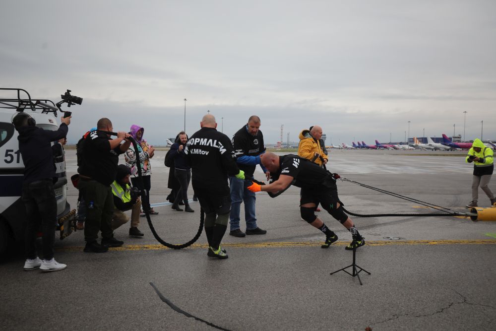 Велизар Митов и Христо Мусков теглят най-новия самолет на националния авиопревозвач „България Еър“ - Airbus A220-300