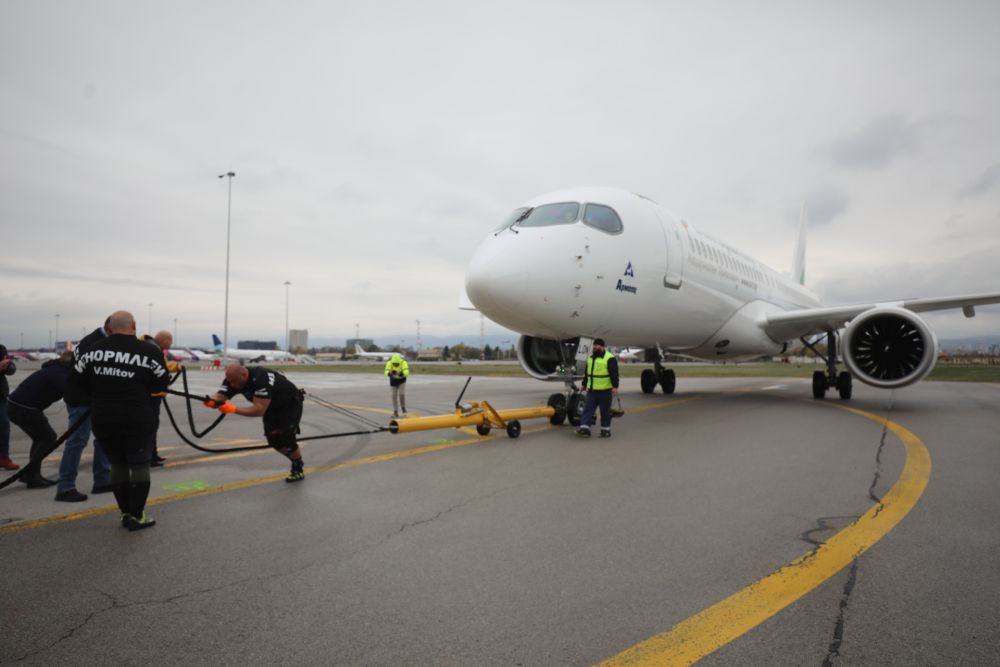 Велизар Митов и Христо Мусков теглят най-новия самолет на националния авиопревозвач „България Еър“ - Airbus A220-300