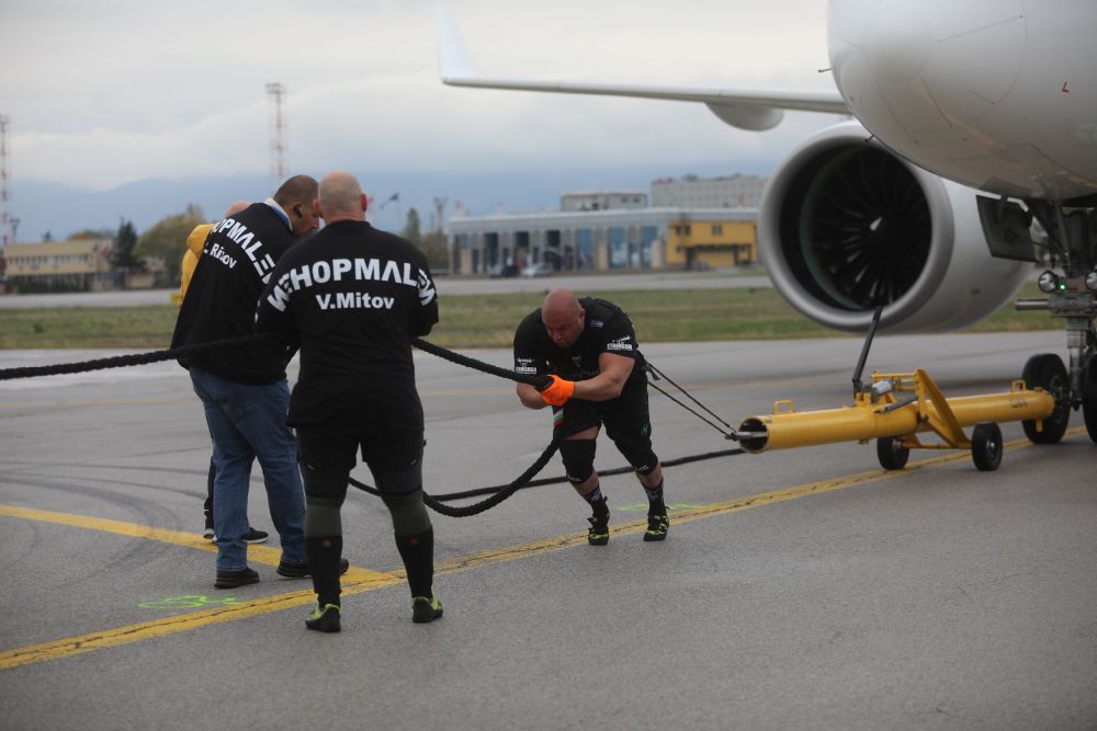 Велизар Митов и Христо Мусков теглят най-новия самолет на националния авиопревозвач „България Еър“ - Airbus A220-300