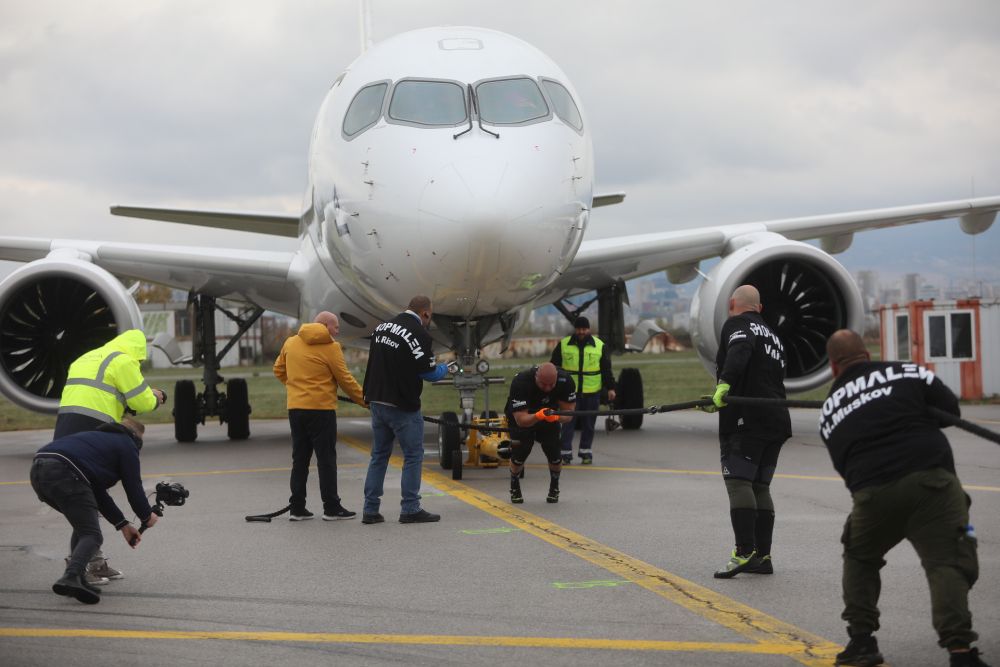 Велизар Митов и Христо Мусков теглят най-новия самолет на националния авиопревозвач „България Еър“ - Airbus A220-300