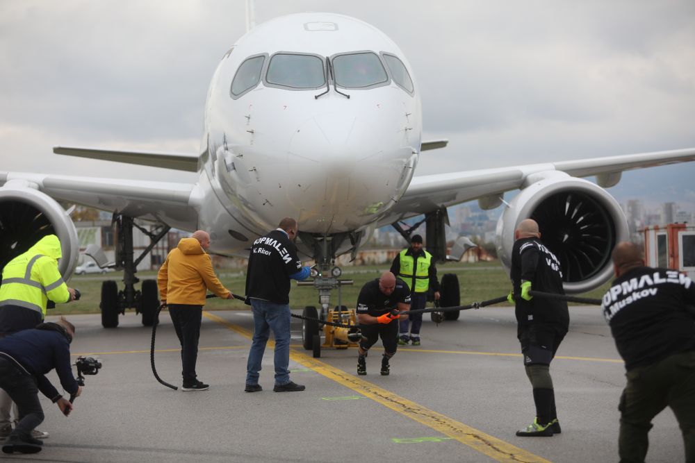 Велизар Митов и Христо Мусков теглят най-новия самолет на националния авиопревозвач „България Еър“ - Airbus A220-300