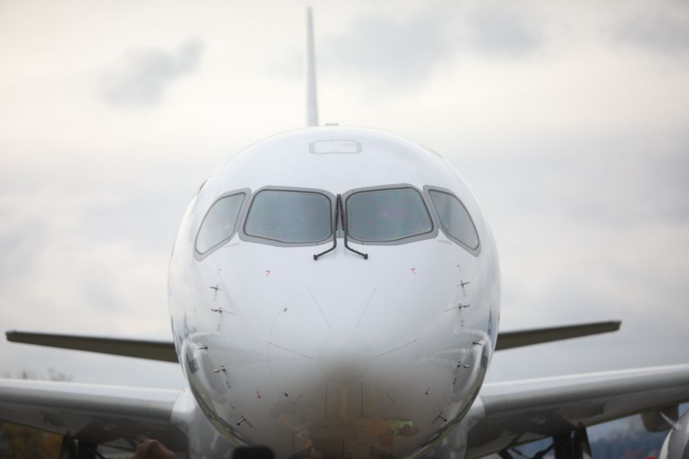 Велизар Митов и Христо Мусков теглят най-новия самолет на националния авиопревозвач „България Еър“ - Airbus A220-300