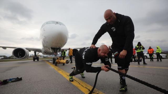 Двама тежкоатлети се изправиха срещу 40-тонен самолет на летище „Васил Левски“ (СНИМКИ)