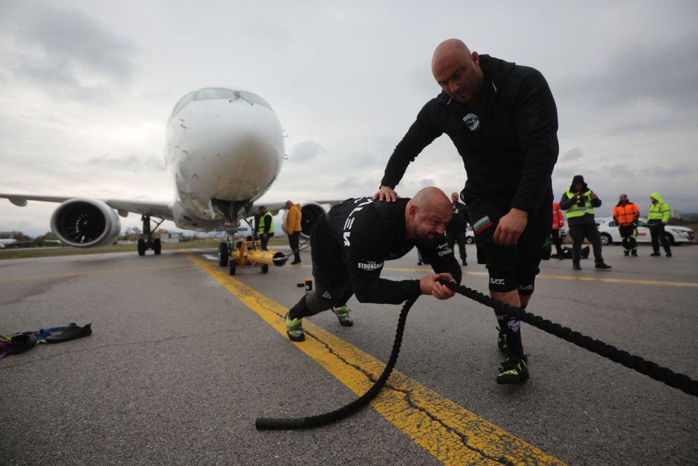 Велизар Митов и Христо Мусков теглят най-новия самолет на националния авиопревозвач „България Еър“ - Airbus A220-300
