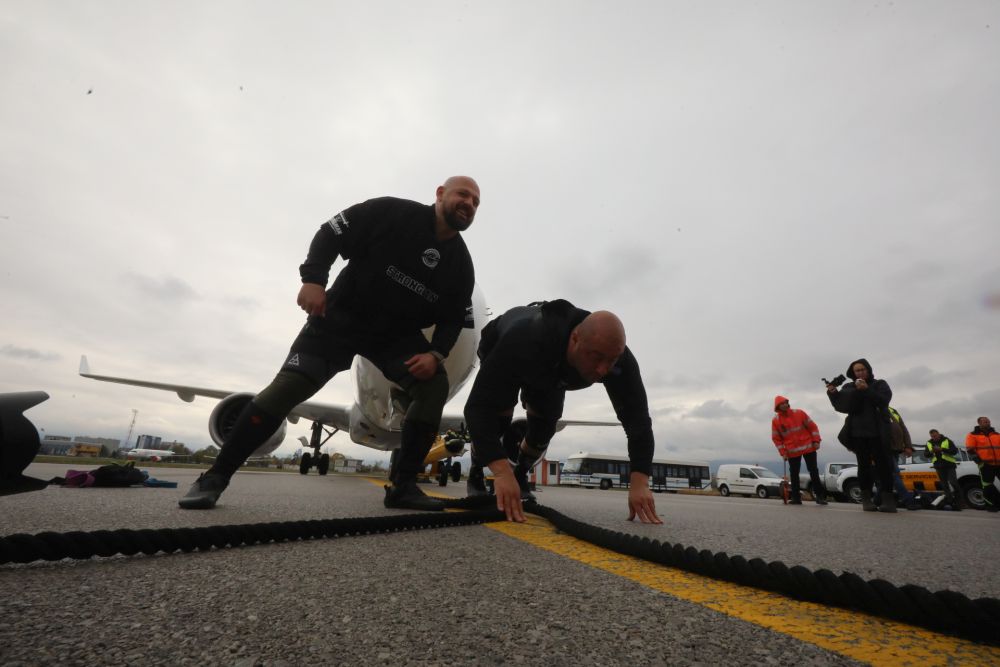 Велизар Митов и Христо Мусков теглят най-новия самолет на националния авиопревозвач „България Еър“ - Airbus A220-300