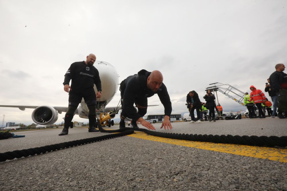 Велизар Митов и Христо Мусков теглят най-новия самолет на националния авиопревозвач „България Еър“ - Airbus A220-300