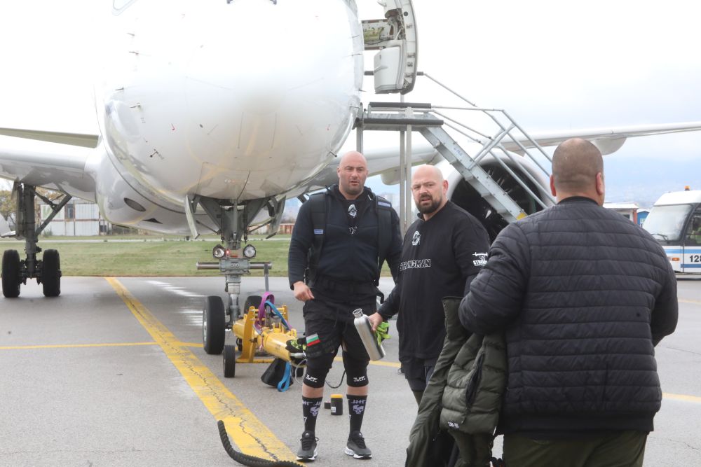 Велизар Митов и Христо Мусков теглят най-новия самолет на националния авиопревозвач „България Еър“ - Airbus A220-300