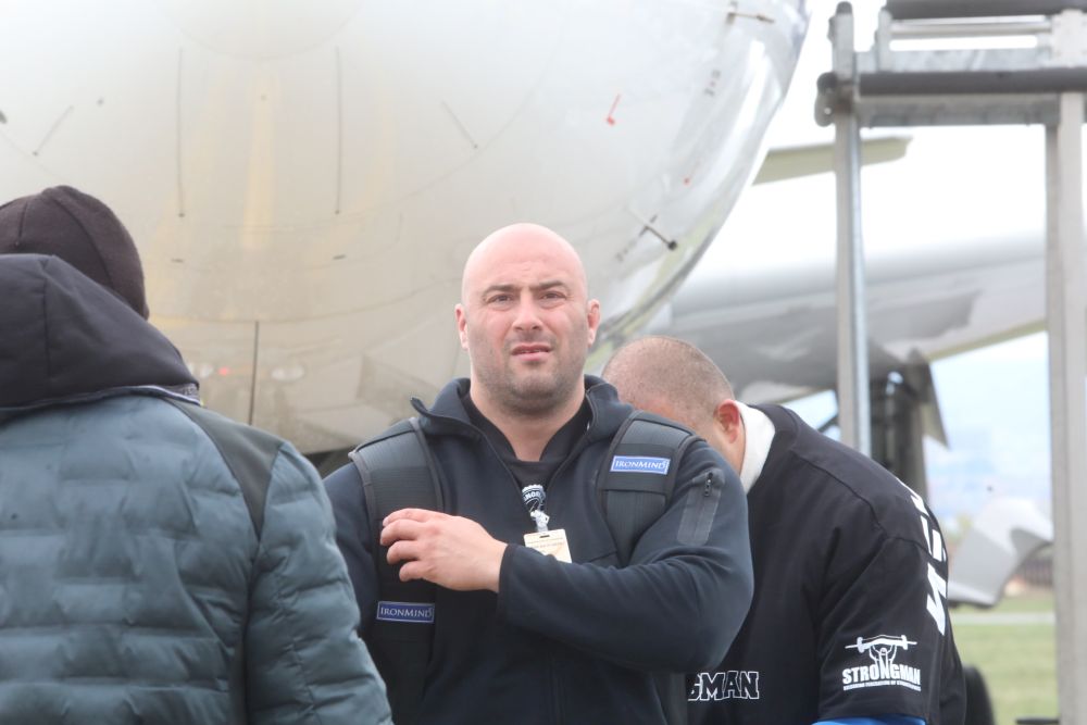 Велизар Митов и Христо Мусков теглят най-новия самолет на националния авиопревозвач „България Еър“ - Airbus A220-300