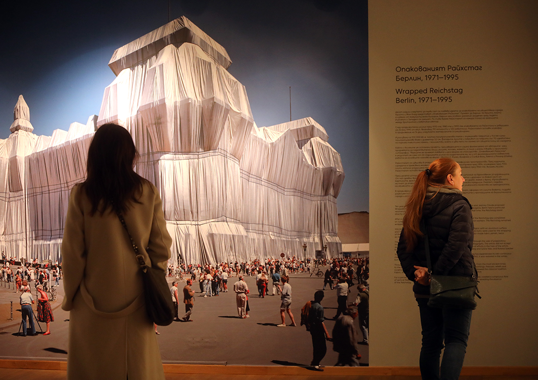 <p>Националната галерия &quot;Квадрат 500&quot; открива за първи път изложба на Кристо и Жан-Клод, с която отбелязва 90 години от рождението на творческия тандем.</p>