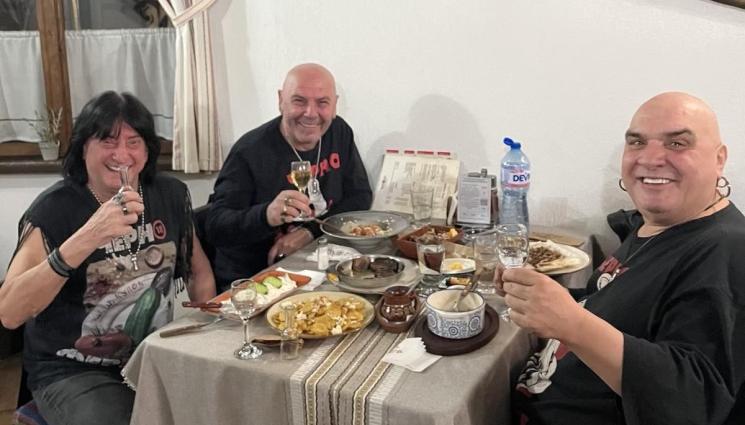 черно фередже - Певецът на „Черно фередже“ загуби телефона си на село