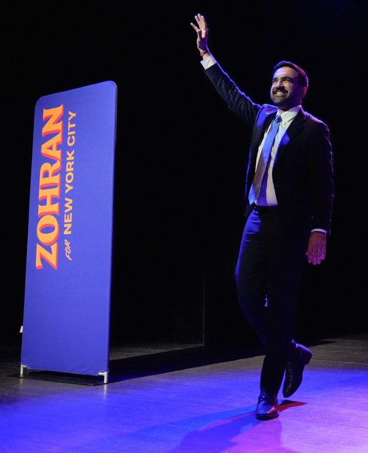 <p>Зохран Мамдани приветства поддръжниците си в Бруклин след историческата победа над Андрю Куомо.</p>