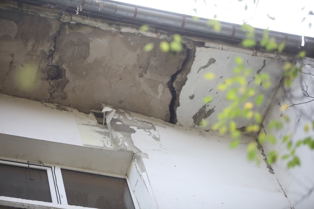 <p>До 5 ноември в 18 ч. всички обитатели на блок 2 в столичния квартал &bdquo;Хаджи Димитър&ldquo; трябва да напуснат жилищата си заради сериозни пропуквания в конструкцията, появили се малко след началото на строежа на метрото в района.</p>