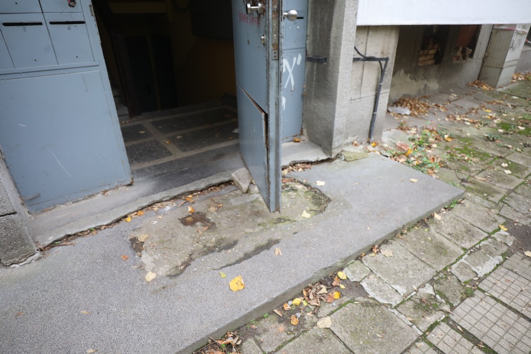 <p>До 5 ноември в 18 ч. всички обитатели на блок 2 в столичния квартал &bdquo;Хаджи Димитър&ldquo; трябва да напуснат жилищата си заради сериозни пропуквания в конструкцията, появили се малко след началото на строежа на метрото в района.</p>