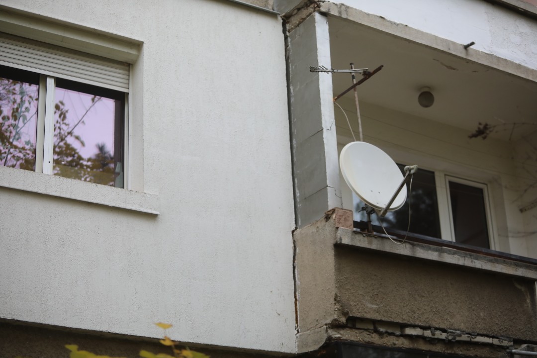 <p>До 5 ноември в 18 ч. всички обитатели на блок 2 в столичния квартал &bdquo;Хаджи Димитър&ldquo; трябва да напуснат жилищата си заради сериозни пропуквания в конструкцията, появили се малко след началото на строежа на метрото в района.</p>