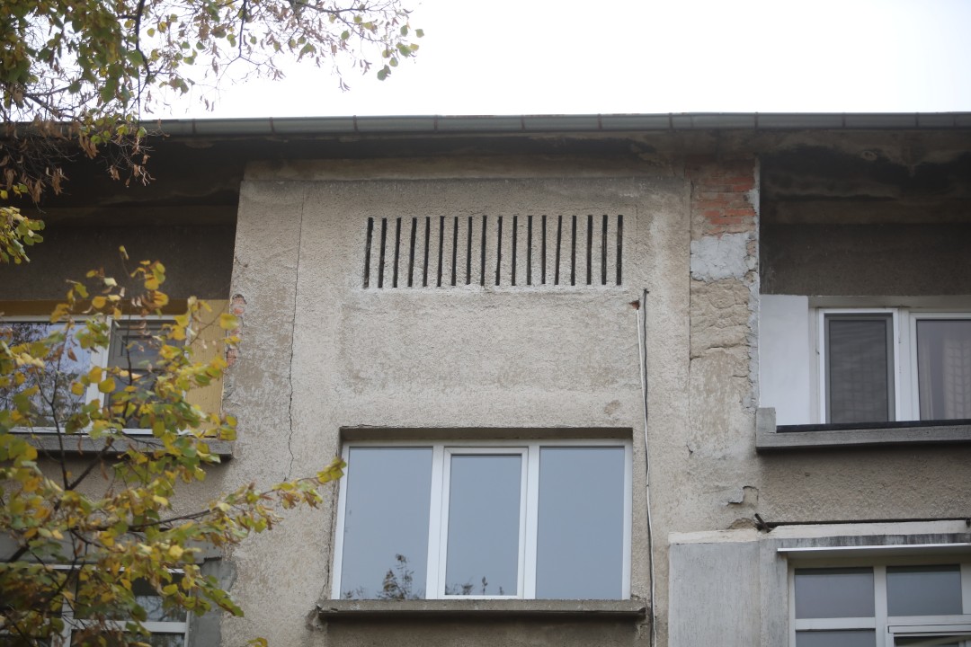 <p>До 5 ноември в 18 ч. всички обитатели на блок 2 в столичния квартал &bdquo;Хаджи Димитър&ldquo; трябва да напуснат жилищата си заради сериозни пропуквания в конструкцията, появили се малко след началото на строежа на метрото в района.</p>