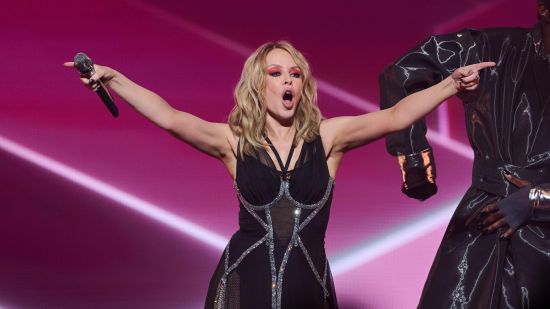 Kylie Minogue обявява коледен албум с четири нови парчета и споделя празничния сингъл „XMAS“