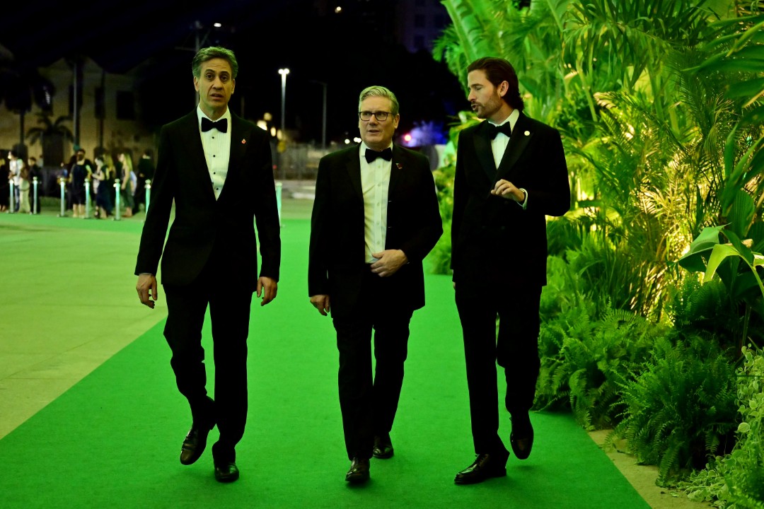 <p>Принцът на Уелс обяви петимата носители на тазгодишната награда за опазване на околната среда Earthshot, наричайки ги &bdquo;вдъхновение, което ни дава кураж&ldquo;.</p>