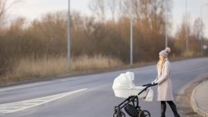 майка с бебешка колична на пешеходна пътека