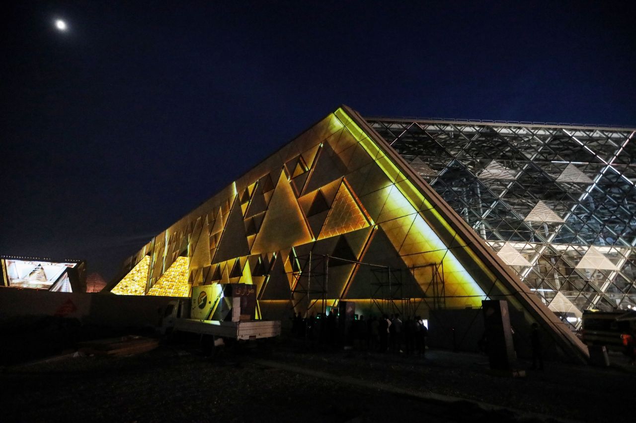 <p>Поглед към гигантския музей до пирамидите в Гиза.</p>