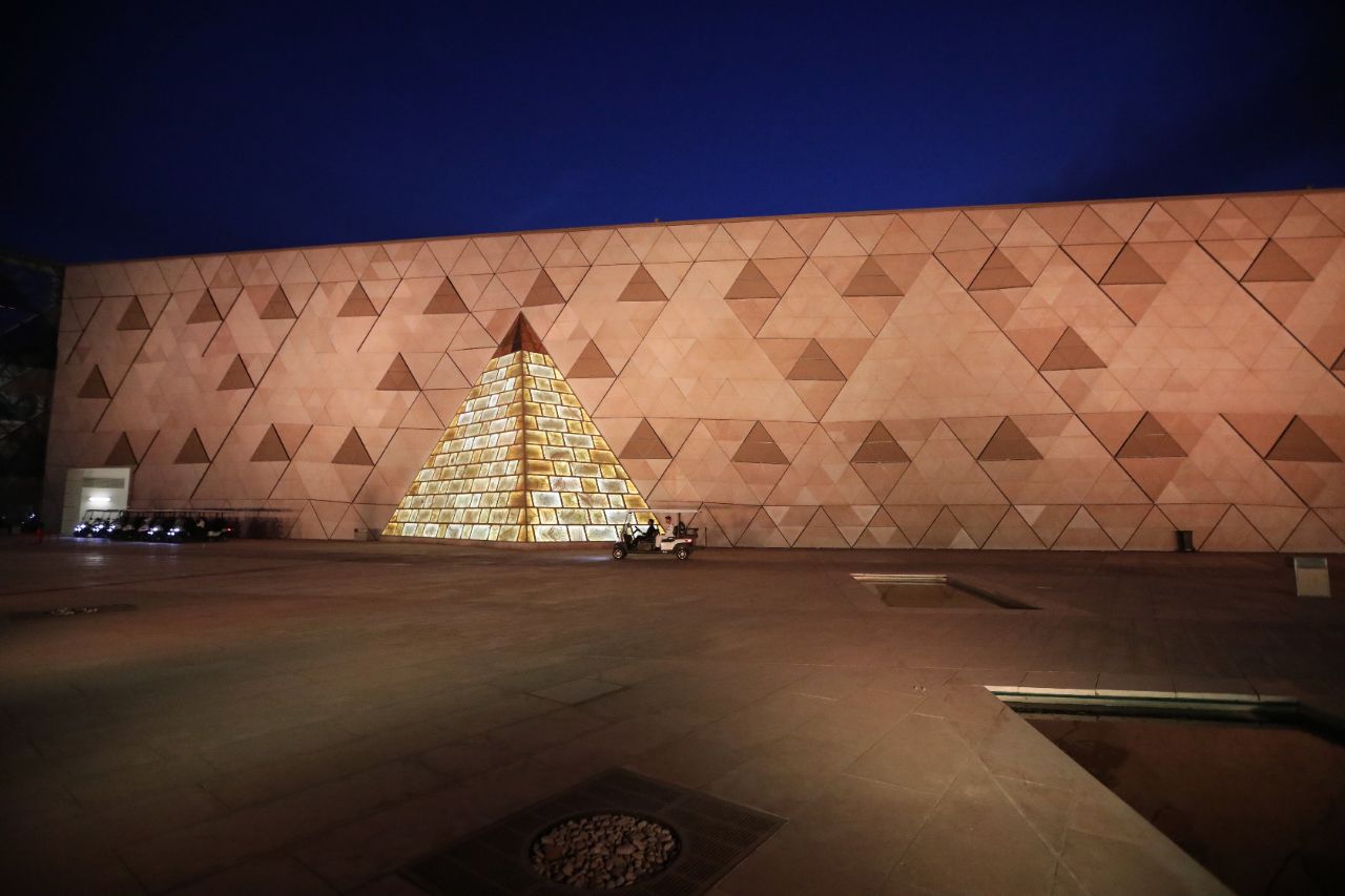 <p>Поглед към гигантския музей до пирамидите в Гиза.</p>