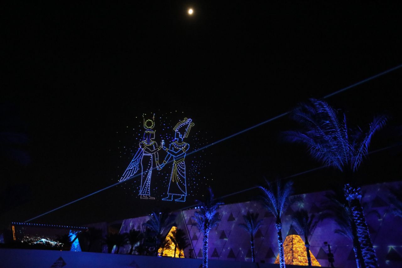 <p>Поглед към гигантския музей до пирамидите в Гиза.</p>