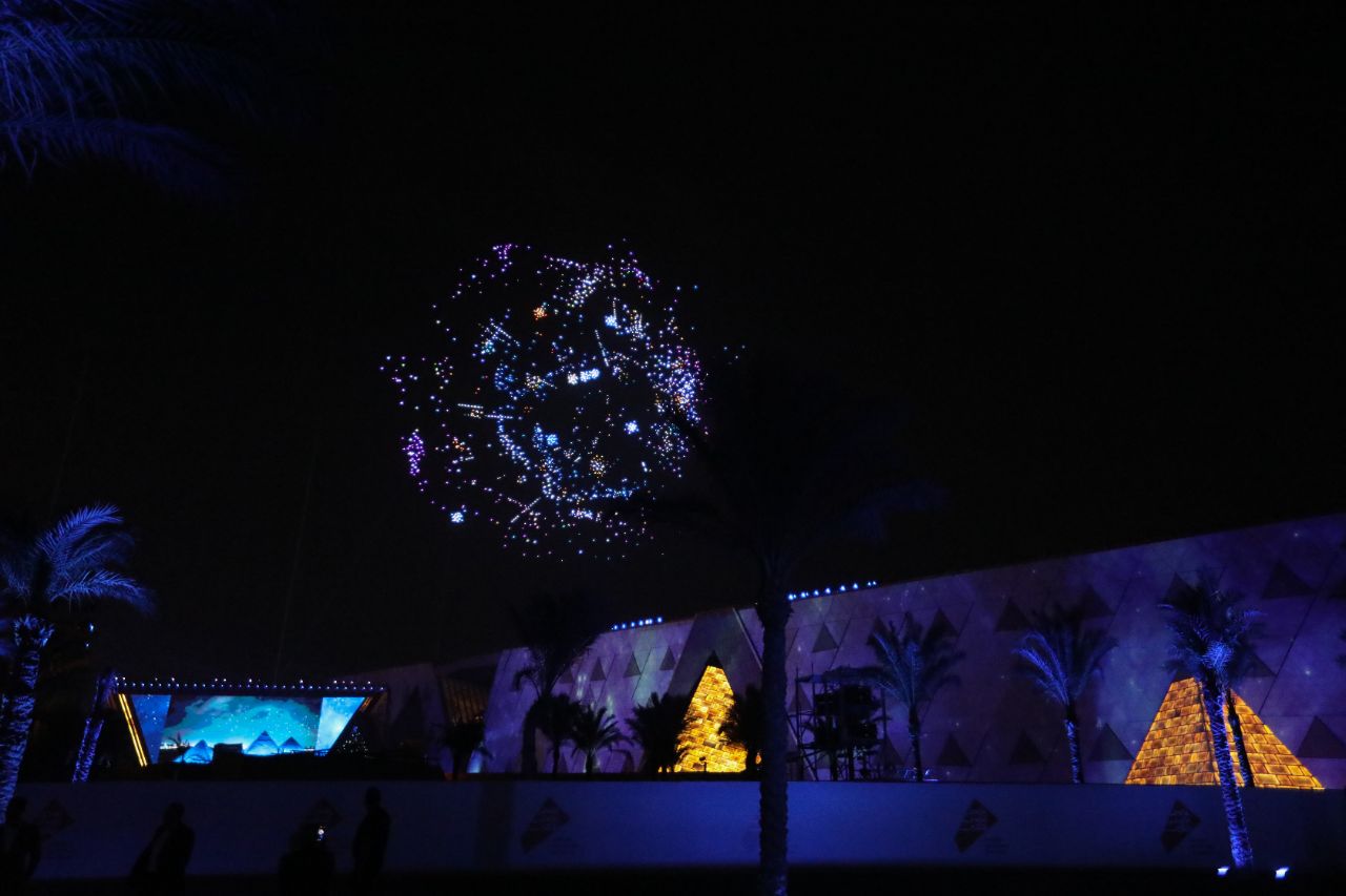 <p>Поглед към гигантския музей до пирамидите в Гиза.</p>