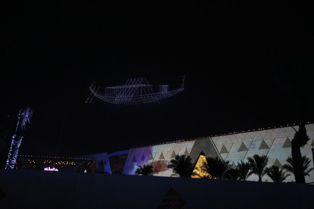 <p>Поглед към гигантския музей до пирамидите в Гиза.</p>