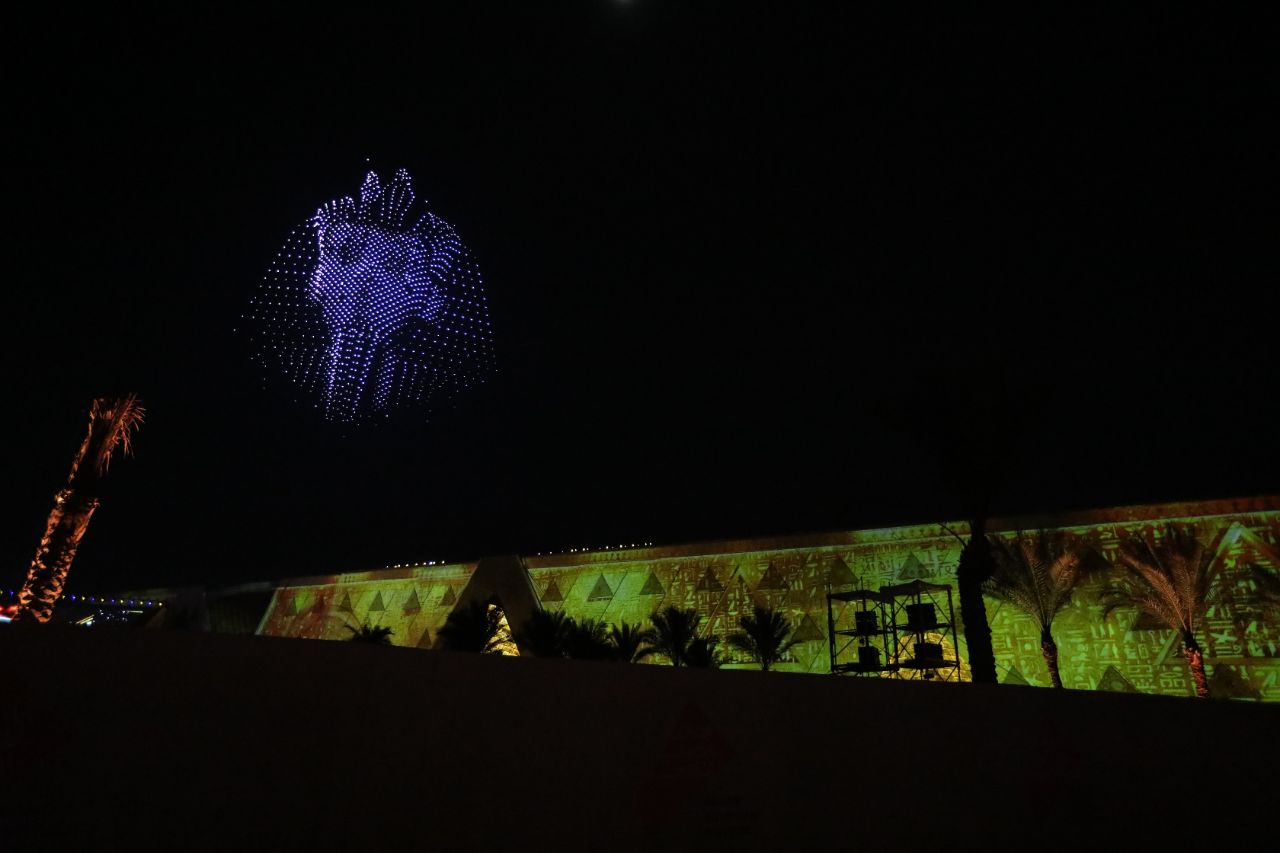 <p>Поглед към гигантския музей до пирамидите в Гиза.</p>