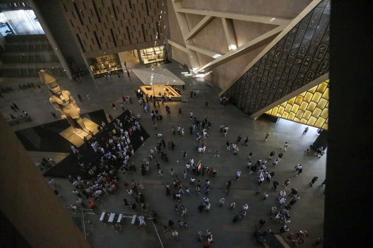 <p>Поглед към гигантския музей до пирамидите в Гиза.</p>