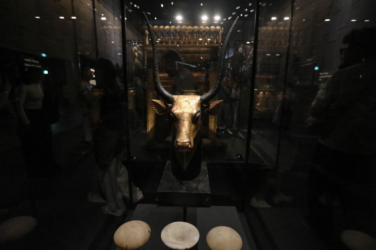 <p>Поглед към гигантския музей до пирамидите в Гиза.</p>