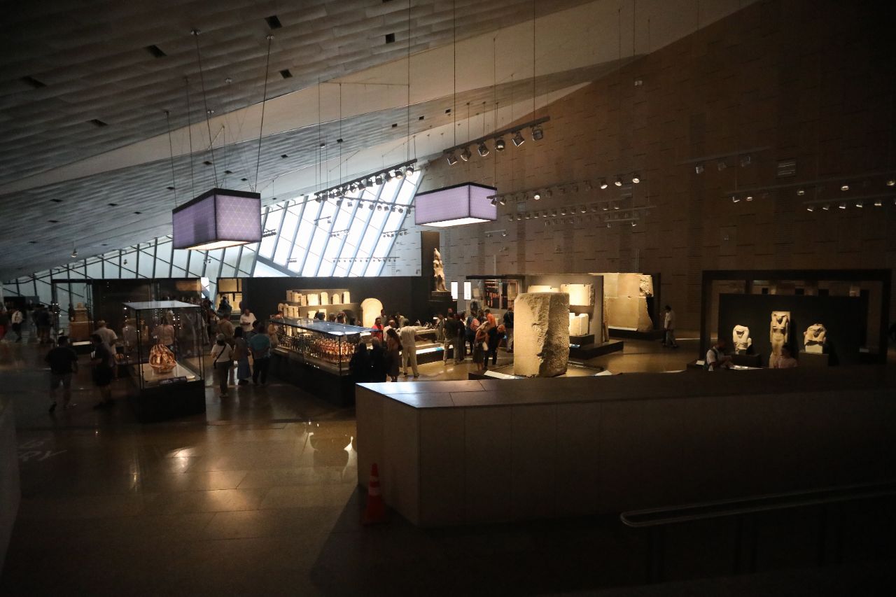 <p>Поглед към гигантския музей до пирамидите в Гиза.</p>