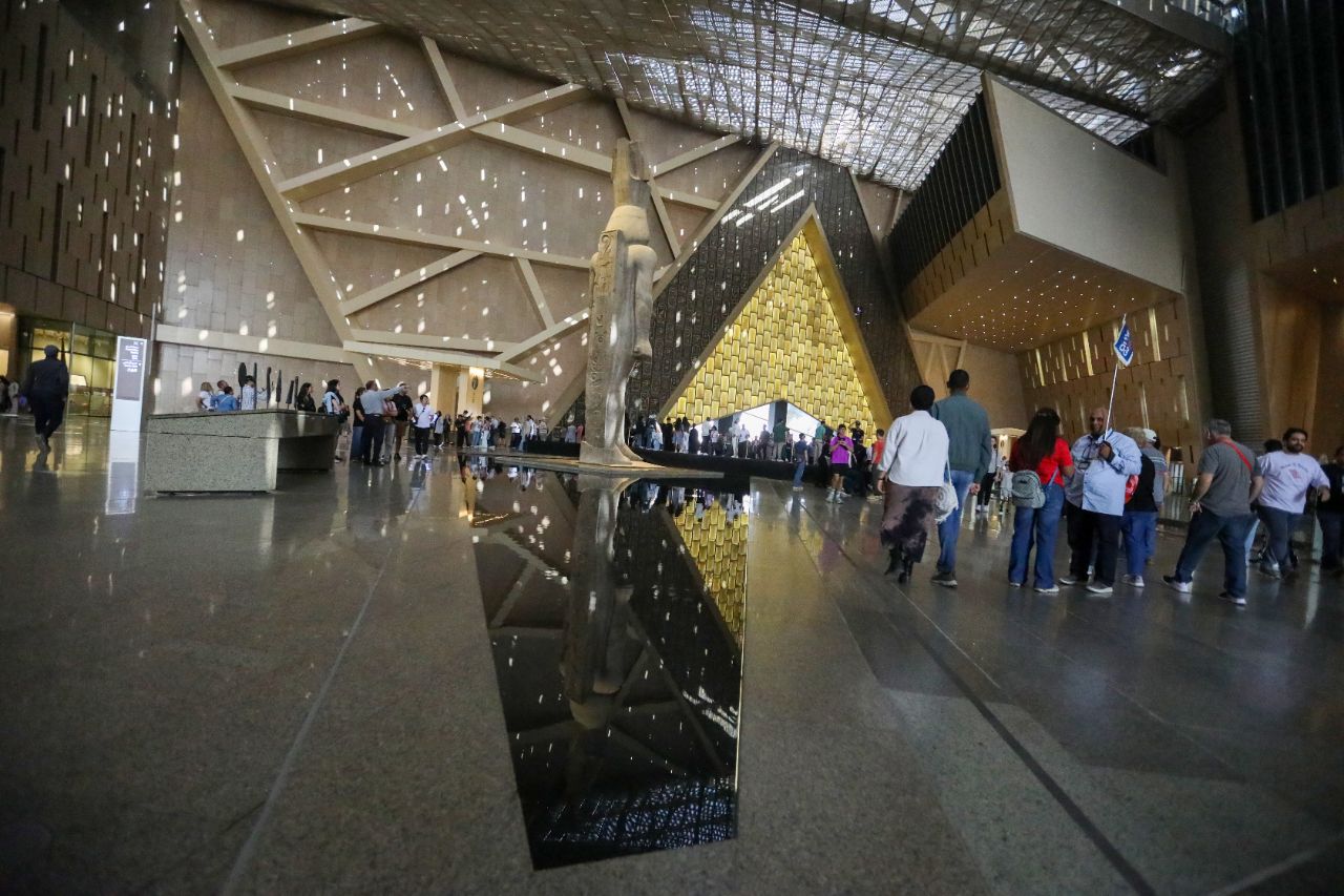 <p>Поглед към гигантския музей до пирамидите в Гиза.</p>