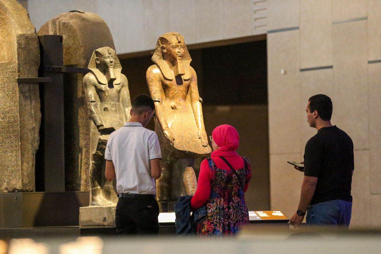 <p>Поглед към гигантския музей до пирамидите в Гиза.</p>